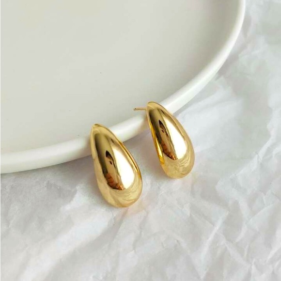 Anthropologie Jewelry - Chunky gold simple drop earrings - lightweight! ✨